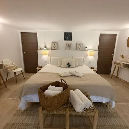 Location De Les Allamandas Bed & Breakfast 4*